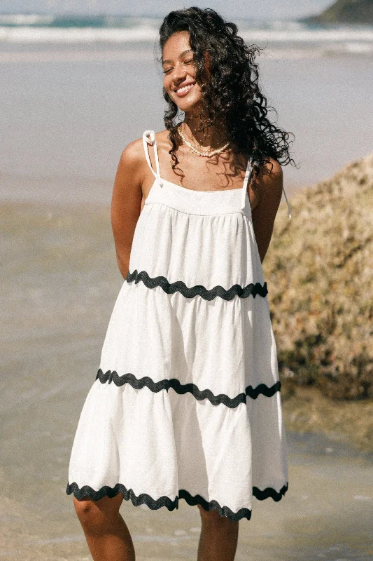 Mini dresses with gathered skirts for a voluminous effect Uma Mini Dress - White Black Mini dresses with gathered skirts for a voluminous effect Uma Mini Dress - White Black