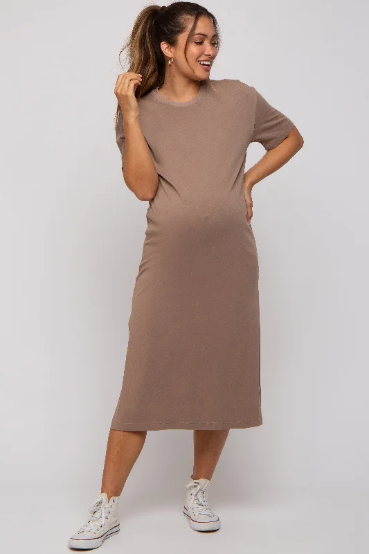 Maternity dress for a baby's first visit to the farm Taupe T-Shirt Maternity Midi Dress Maternity dress for a baby's first visit to the farm Taupe T-Shirt Maternity Midi Dress
