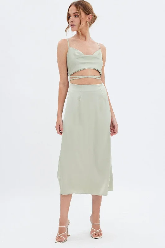 Midi dresses with printed lining for a hidden and stylish detail Green Midi Dress Cowl Neck Satin Midi dresses with printed lining for a hidden and stylish detail Green Midi Dress Cowl Neck Satin