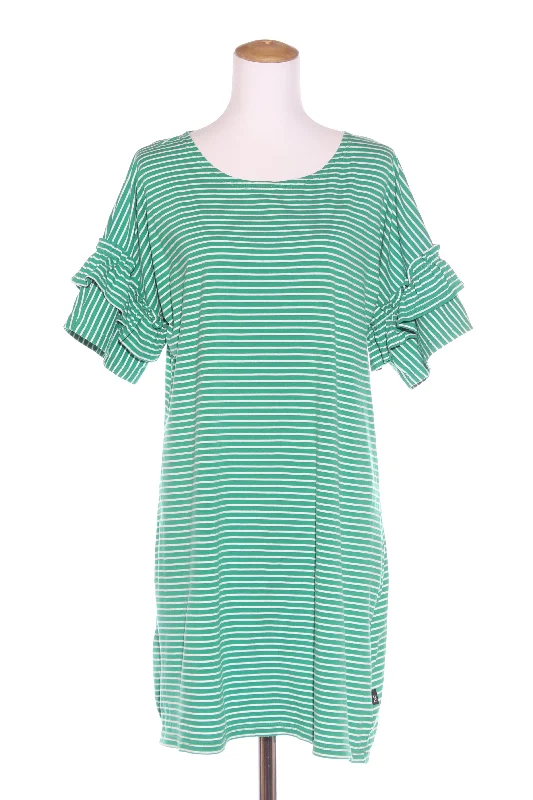 Shift Women Dress with a Simple and Classic Design for Everyday Wear Shift Women Dress with a Simple and Classic Design for Everyday Wear KILT (NZ) Frill sleeve stripe tee dress! 16