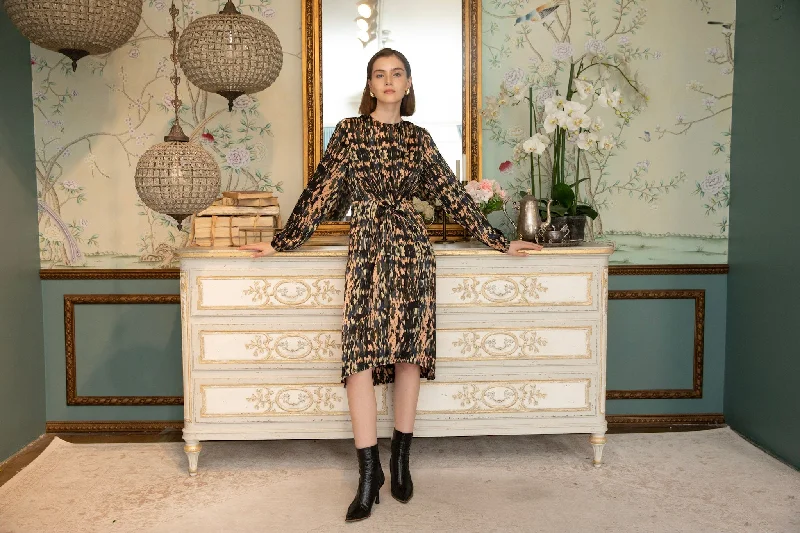 Printed Abstract Women Dress for a Modern and Artistic Appeal Printed Abstract Women Dress for a Modern and Artistic Appeal TWIST FRONT DRESS byMM - ABSTRACT