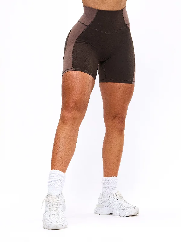 travel women sport bra for easy packingAurora Short 6" - Cold Brew and Grounds