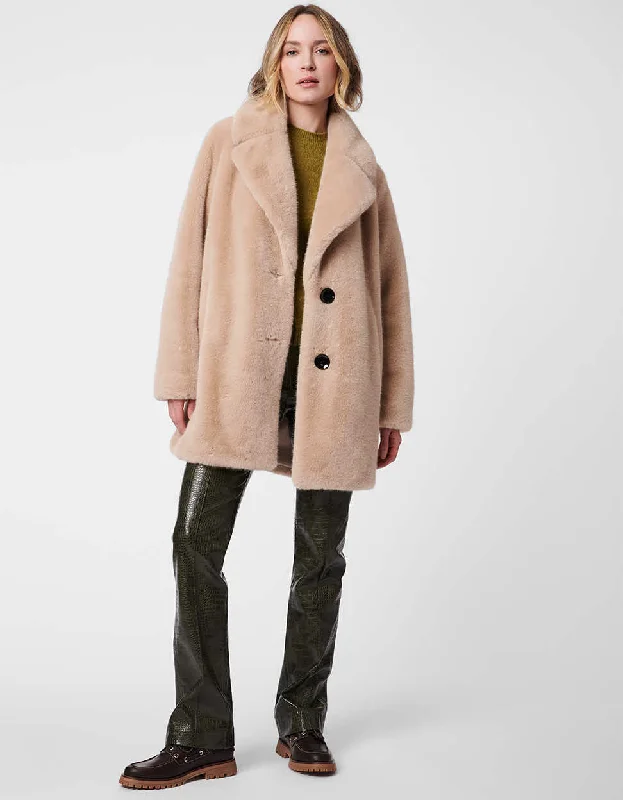 Checkered women's wool coats in a classic pattern for a timeless styleCity Chic Faux Fur Coat Checkered women's wool coats in a classic pattern for a timeless styleCity Chic Faux Fur Coat